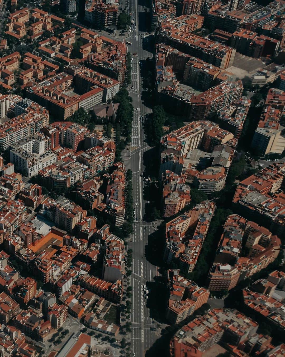 Putri Anindyaのインスタグラム：「Barcelona from 🚁 and Sagrada Familia // ⁣⁣ ⁣⁣ Like always, let me write some unimportant stuffs in the caption. This confinement things make me feel uninspired. I really thought I could be more productive by editing hundreds of new pictures that I took from my last travel. But, the reality is I got caught up by so many great animes these past months lol. One of the thing that made me a little crazy is watching One Piece. The adventures really made me escape from the harsh reality that we all face. 900+ episodes is not enough for me lol. ⁣⁣ ⁣⁣ One of the arc from OP is Dressrosa that inspired by Barcelona, Catalunya. When I watched it i was like “damn! I miss Barcelona!” So, today i browsed through my big ass harddisk to find these pictures that you might seen in the past. I applied a different edit here but it doesn’t do justice because of how beautiful Sagrada Familia is. I think I’ll post another Barcelona series next week! ⁣⁣ ⁣⁣ So, which slide that you like most? (Glad i can finally ask this question again! Lol have a great evening friends!)」