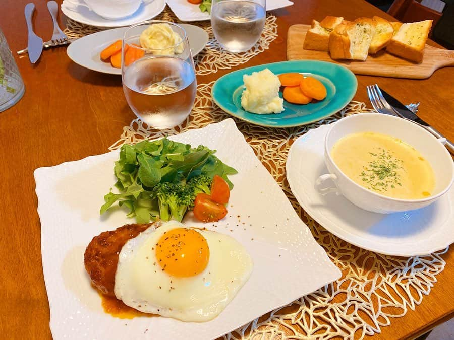 平有紀子のインスタグラム：「たまに白食器が使いたくなる洋食な日🍽 . 🍽1枚目 ●目玉焼きのせハンバーグ ●コーンクリームスープ ●マッシュポテト・人参のグラッセ ●ガーリックトースト . 目玉焼きのせると、ハンバーグも焼きそばも美味しそうにみえると思ってる← 目玉焼きマジック🍳 . . 🍚2枚目 ○じゃがいもとほうれん草のオムレツ ○クラムチャウダー . クラムチャウダーはあさりの水煮缶を汁ごと入れたよ🍲 . . #お家ご飯 #よるごはん記録 #ばんごはんきろく #リチャードジノリ #awabiware #ウエッジウッド #ハンバーグ #コーンスープ #クラムチャウダー #野菜オムレツ」