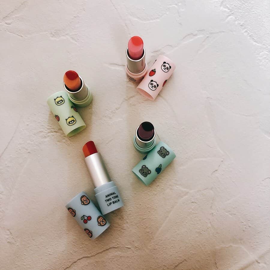 のインスタグラム：「: #lipstick . . じゃーーーん✨ かわいいリップGET💄 これはパケ買いしちゃう👀✨ . しかもかわいいだけじゃなく 品質も抜群！！ リップティントとリップバームの ツートンになってるから ティントって乾きやすいイメージだけど 全然乾燥しないし むしろしっとり！ 下地にリップクリームしなくても するする伸びて発色もいいよー！ . 濃い色の方を内側にして塗れば 簡単にグラデリップ完成✨ . カラバリは4色💜💖❤️🧡 ▶︎blueberry mouse 🐭 ▶︎peach cat 🐱 ▶︎strawberry panda 🐼 ▶︎cherry monkey 🐵 . カラーごとに撮ってみた📸 着用イメージ膨らむかしら💭💭 お気に入りのカラーを 見つけてみて♥ @celecon_beauty : : : #animaltwotonelipbalm #アニマルツートンリップバーム  #するする伸び #唇をやさしく彩る #メルティング #テクスチャー #グラデーションリップ #2WAYリップ #ティントリップ #グラデリップ #リップバーム  #koreanmakeup #koreancosmetics #コスメ #お気に入りコスメ #プチプラコスメ #今日のメイク #お気に入りコスメ #コスメ好きさんと繋がりたい #コスメ #ポーチの中身 #コスメマニア #cosme #beauty #モデル #読者モデル #ママモデル #beautyまとめ #美容 #美容好きな人と繋がりたい」