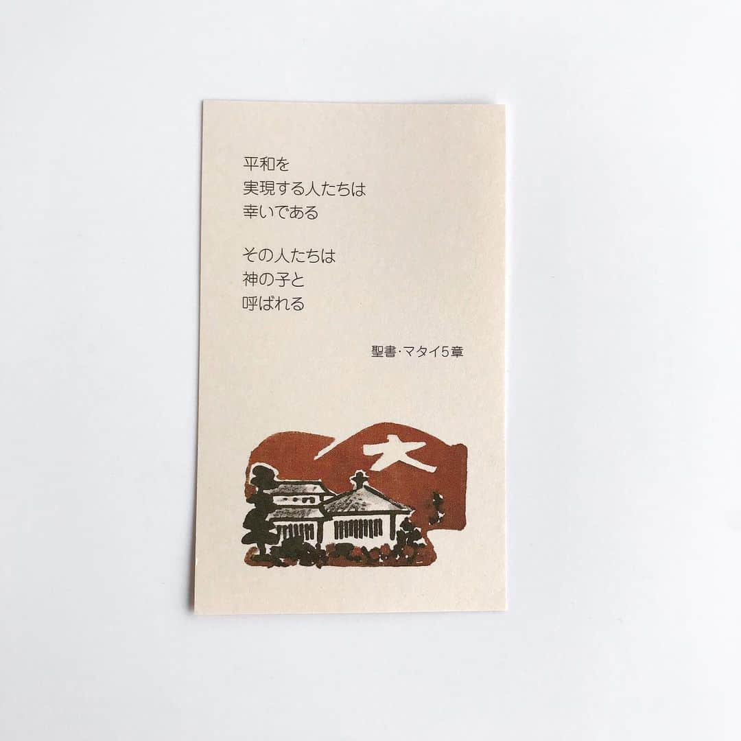 福田里香さんのインスタグラム写真 - (福田里香Instagram)「家で夜おやつでもどうでしょう ４月に仕事で京都に行く予定でした。 また行ける機会がありますように。  京都の「タキノ酒店」で 修道院のお菓子が買いたい。  それもゴーフルばかりを 詰め合わせて、誰かにあげたい。 なぜか全国の修道院はゴーフルを作りがち。 以前、自分土産に買って感じがよかった。  ゴーフルの格子模様が好きです。  ちなみにタキノは酒屋さんだが 全国の修道院菓子を置いている店です。  #今度また京都に行ったらパトロールする店  #タキノ酒店  #修道院のお菓子  #修道院菓子 #京都でお菓子買って細々ながら経済回したい」5月10日 21時33分 - riccafukuda