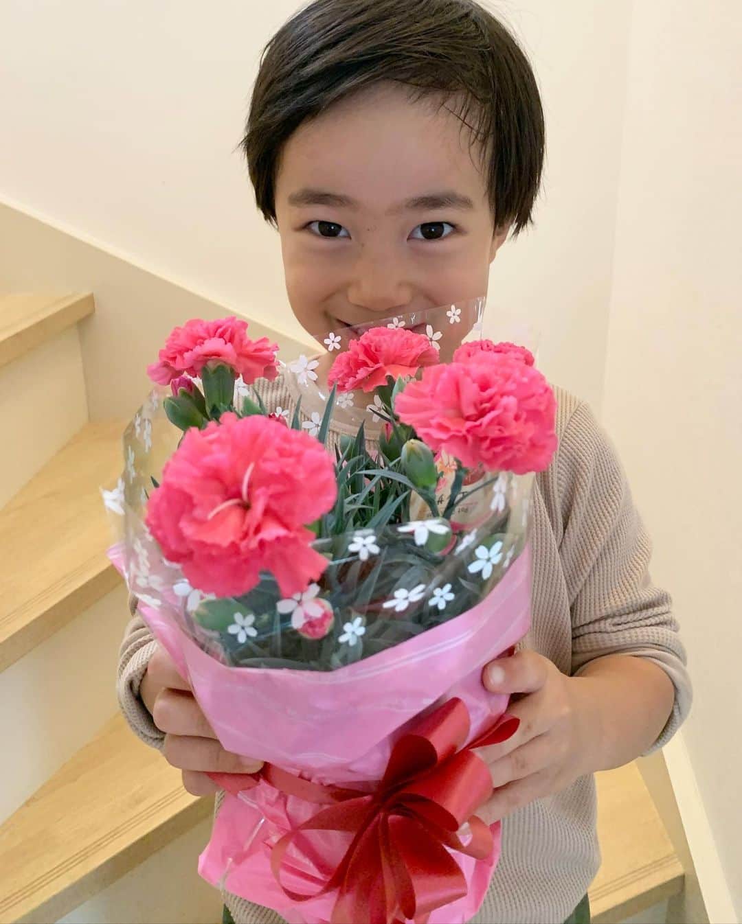 のインスタグラム：「. 母の日おめでとうーー！って 持ってきてくれました💐🤣 ありがとう💓 #母の日 #happymothersday  #カンタの成長記録」