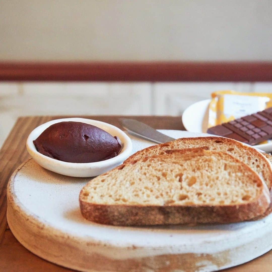 Minimal-BeantoBarChocolate-さんのインスタグラム写真 - (Minimal-BeantoBarChocolate-Instagram)「パンやクラッカーに塗って食べる、冷蔵保存が出来て使い勝手の良い「チョコレートバター」レシピ🍫﻿ ﻿ あたためたパンに塗るとじわっと溶けだします。エネルギーのあるチョコレートバターは朝食におすすめです👨‍🍳﻿ ﻿ ▼材料（1杯分） ・チョコレート　20g ・亜麻仁油　10g﻿ ﻿ ▼器具 ・ボウル大小1つずつ ・ヘラ ・お湯 ・氷水﻿ ﻿ ▼作り方﻿ ①弱火で湯煎してチョコレートを溶かします。  ②①を湯煎から上げて、亜麻仁油を入れて空気を含ませるように混ぜます。  ③②のボウルを氷水に浸けて、混ぜながらペースト状になるまで固めていきます。  ④冷蔵庫に入れて冷ませば出来上がりです。﻿ ﻿ ﻿ FRUITY系のチョコレートには亜麻仁油がおすすめですが、NUTTYやSAVORY系とも好相性です。チョコレートとオイルの種類はお好みで色々組み合わせを試してみてください！﻿ ﻿ #MinimalChocolate #MinimalBeanToBarChocolate #BeanToBar #BeanToBarChocolate #craftchocolate #tokyo  #chocolate #Minimal #ミニマルチョコレート #ミニマルビーントゥバーチョコレート #ビーントゥバー #板チョコ #クラフトチョコレート #シングルオリジン #富ヶ谷 #奥渋  #代々木上原  #銀座 #銀座カフェ #代々木上原カフェ #おうちカフェ #スイーツ部 #手土産 #お取り寄せ #テイクアウト #stayhome #おうち時間  #アレンジレシピ #おうちごはん #バター」5月10日 21時36分 - minimal_beantobarchocolate