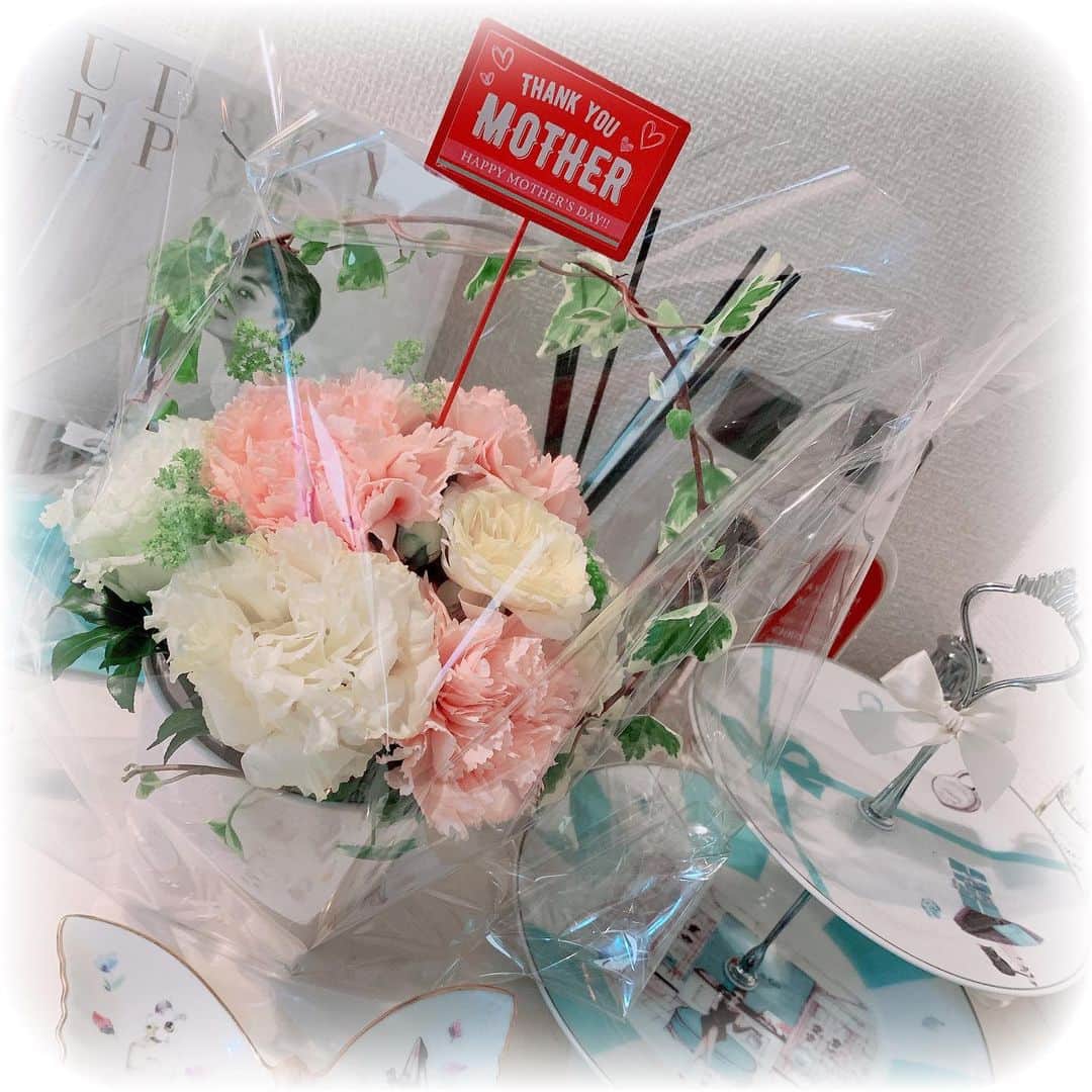 月宮まどかのインスタグラム：「🌸 . 今年の　#母の日ギフト は フラワーアレンジメント💐｡ﾟ . #ポーセラーツ と並べると かわいいくなった(　•ω•　) . 去年の母の日につくった りんごのシブースト🎂✨」