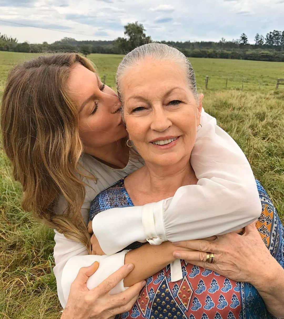 ジゼル・ブンチェンさんのインスタグラム写真 - (ジゼル・ブンチェンInstagram)「Sending my love and reverence to all mothers out there, especially those who might not be able to get a warm hug from their children today. Life was made possible because of you—you are a gift! I honor you all today and everyday. Mom, thank you for being an example of love and strength, of dedication and patience, of integrity and kindness. Thank you for giving me amazing sisters, and for always supporting me in the best way that you could. Thank you for giving me life—and thank you for being my sweet mama. You know how much I love you! I can’t wait to see you again and give you the biggest hug. ❤️❤️❤️ Enviando meu amor e reverência a todas as mães, especialmente aquelas que talvez não consigam ganhar um abraço amoroso de seus filhos hoje. Mães, vida só é possível por causa vocês! Eu honro todas vocês hoje e todos os dias. Para minha Mãe, obrigada por ser um exemplo de amor e força, de dedicação e paciência, de integridade e bondade. Obrigada por me dar irmãs incríveis e por sempre me apoiar da melhor maneira possível. Obrigada por me dar vida - e obrigada por ser minha mãezinha amada. Você sabe o quanto eu te amo! Muitas saudades e espero te ver o quanto antes para de dar um super abraço.」5月10日 21時39分 - gisele