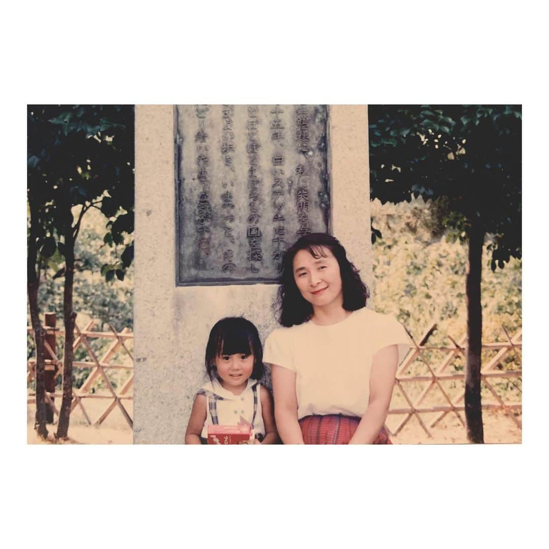 庄村奈津美さんのインスタグラム写真 - (庄村奈津美Instagram)「👩‍👧 #mathersday2020 ・ 幼い頃の私と母。 ・ ・ 母との時間大切にしたいな🌷 ・ ・ 自分が母になるのを前に 子どもの頃の写真を見ながら そんなことを思った今年の母の日。 ・ それにしても、 やはり私は昔から丸顔😂笑 ・ #いつもありがとう #母になる前にしみじみ #母よ産後頼りにさせてください❤️ #母との2ショットがあまりないことに気付く  #もっと写真を撮ろう #写真撮らせてね🤳🏻」5月10日 21時52分 - shomura_723