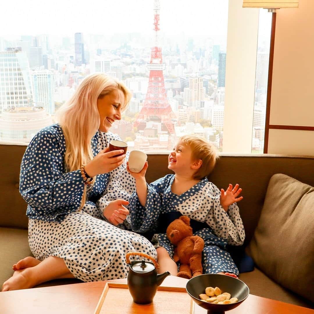 Andaz Tokyo アンダーズ 東京さんのインスタグラム写真 - (Andaz Tokyo アンダーズ 東京Instagram)「Wishing all the amazing moms out there a very Happy #MothersDay 🌷 📸 Last year with @thebackpackingfamily⠀ ⠀ #thankyoumom #母のひ #お母さんの日 #supermoms」5月10日 21時53分 - andaztokyo
