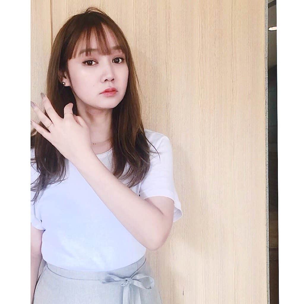 西本早希のインスタグラム：「・ いつかの半袖日和 ☺️ 撮影で履いてから このスカートがお気に入りすぎる ✌🏻 ・ ・ 👗 @titivatejp」