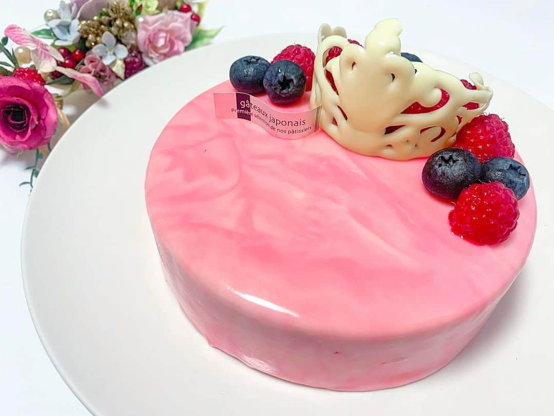岩本恵美加さんのインスタグラム写真 - (岩本恵美加Instagram)「𓂃𓂂 𓈒❁𓈒𓏸*﻿ 𝐌𝐨𝐭𝐡𝐞𝐫'𝐬 𝐃𝐚𝐲 & 𝐁𝐢𝐫𝐭𝐡𝐝𝐚𝐲 ！！ ⌒⌒⌒⌒⌒⌒⌒⌒⌒⌒⌒⌒⌒⌒ ୨୧.｡ お母さんいつもありがとう♥ そしてお誕生日おめでとう♥♥ ㅤㅤ ┈┈┈┈┈┈┈┈┈┈┈┈┈┈┈┈┈┈┈┈┈ ㅤㅤ 可愛いものが好きな母に 可愛いケーキを作りたくて 初めて #ミラーケーキ を作ってみた👩‍🍳 ㅤㅤ 中はホワイトチョコムースの間に ベリーのジュレが挟まってる🍓 ㅤㅤ ティアラは最初綺麗な形で立っていてくれたのに トッピングしてたらぐにゃんって🥺 ショック🥺 ㅤㅤ ご飯は母リクエストで ドリアとコーンスープ。あとはサラダ🥗 大根でバラ作ったけど映えないね🙄笑 ㅤㅤ ┈┈┈┈┈┈┈┈┈┈┈┈┈┈┈┈┈┈┈┈┈ #母は偉大 #母の日 #母の日ケーキ #誕生日ケーキ #誕生日 #ホワイトチョコムース #ケーキ #チョコレートケーキ #ピンク #ティアラ #happybirthday #happymothersday #birthday #mothersday #sweets #cake #chocolate #chocolatecake #pink #birthdaycake #thankyoumom ●#emisweets ●#emisweets2020」5月10日 22時01分 - emk_iwmt