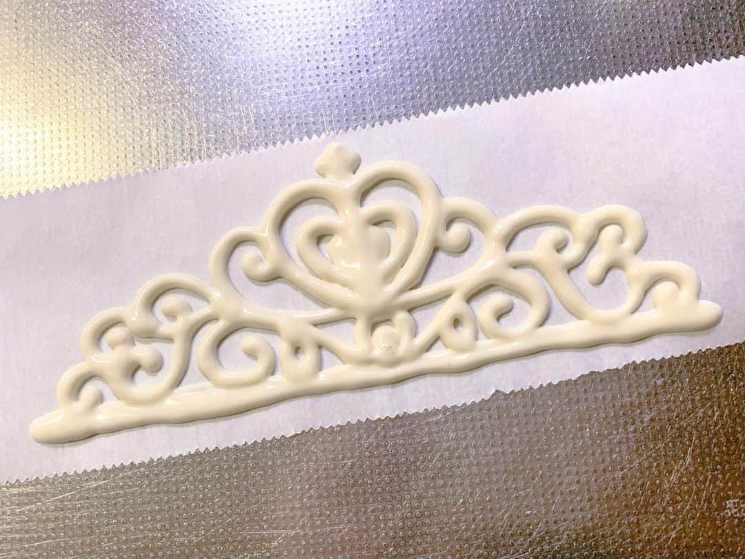 岩本恵美加さんのインスタグラム写真 - (岩本恵美加Instagram)「𓂃𓂂 𓈒❁𓈒𓏸*﻿ 𝐌𝐨𝐭𝐡𝐞𝐫'𝐬 𝐃𝐚𝐲 & 𝐁𝐢𝐫𝐭𝐡𝐝𝐚𝐲 ！！ ⌒⌒⌒⌒⌒⌒⌒⌒⌒⌒⌒⌒⌒⌒ ୨୧.｡ お母さんいつもありがとう♥ そしてお誕生日おめでとう♥♥ ㅤㅤ ┈┈┈┈┈┈┈┈┈┈┈┈┈┈┈┈┈┈┈┈┈ ㅤㅤ 可愛いものが好きな母に 可愛いケーキを作りたくて 初めて #ミラーケーキ を作ってみた👩‍🍳 ㅤㅤ 中はホワイトチョコムースの間に ベリーのジュレが挟まってる🍓 ㅤㅤ ティアラは最初綺麗な形で立っていてくれたのに トッピングしてたらぐにゃんって🥺 ショック🥺 ㅤㅤ ご飯は母リクエストで ドリアとコーンスープ。あとはサラダ🥗 大根でバラ作ったけど映えないね🙄笑 ㅤㅤ ┈┈┈┈┈┈┈┈┈┈┈┈┈┈┈┈┈┈┈┈┈ #母は偉大 #母の日 #母の日ケーキ #誕生日ケーキ #誕生日 #ホワイトチョコムース #ケーキ #チョコレートケーキ #ピンク #ティアラ #happybirthday #happymothersday #birthday #mothersday #sweets #cake #chocolate #chocolatecake #pink #birthdaycake #thankyoumom ●#emisweets ●#emisweets2020」5月10日 22時01分 - emk_iwmt