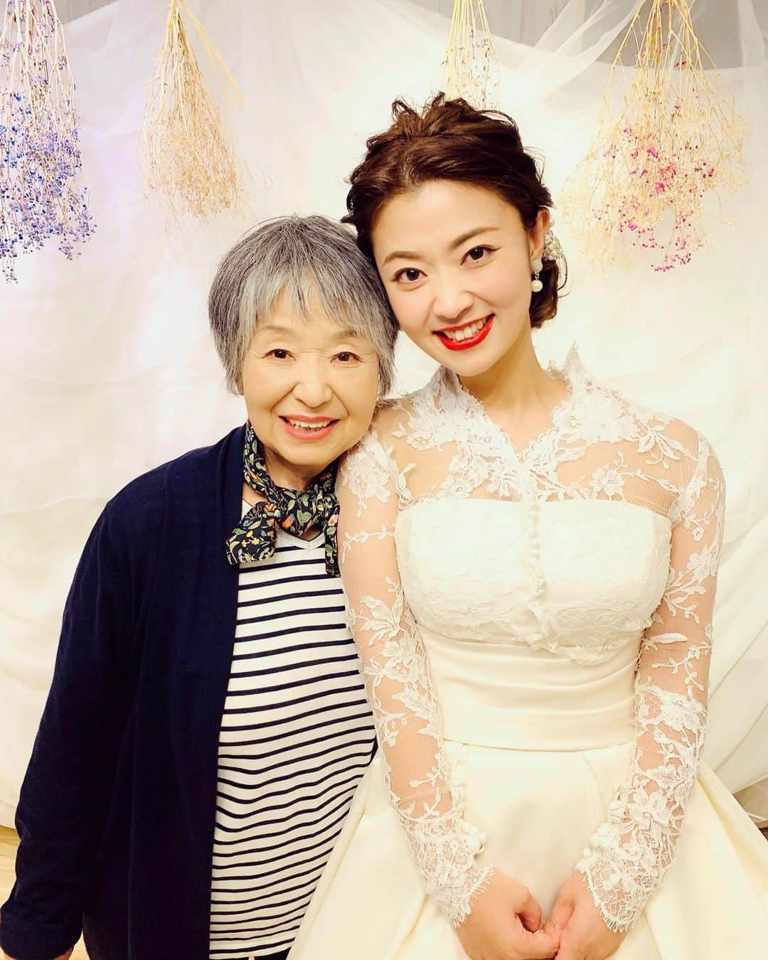 常盤よしこのインスタグラム：「. 母の日💐 お母さんいつもありがとう。 中々普段は言えません。笑 . 随分前ですが、前撮りの時の写真。 2人で撮る写真は久しぶりでした☺️ . いつも私を応援してくれる母。 感謝ですね。 . ドレスはラファイン @lefine2018 です❤️ .  #母の日 #母との写真 #前撮りのとき #お母さんありがとう  #今年は母の月  #お花ゆっくり選ぼう #感謝の気持ち」