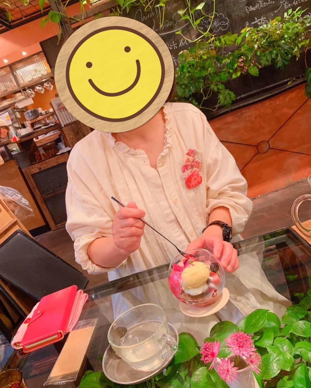 小松彩夏さんのインスタグラム写真 - (小松彩夏Instagram)「﻿ 今日は母の日🌹‬﻿ ﻿ 写真は一年前に母が大好きな カフェに行ったときのもの📸﻿ ﻿ と、私が小さい頃の母と私📸﻿ ﻿ ‪赤ちゃんの時の私﻿ 健康的すぎるわね🤣‬爆笑﻿ ﻿ ‪本当なら直接会って言いたかったけど﻿ 今年はプレゼントを送って﻿ 感謝の気持ちを伝えました🥰‬﻿ ﻿ ‪日頃からお互いに東京↔︎岩手を頻繁に行き来しているので、会えないのは寂しいけど、落ち着いたら一緒に旅行に行きたいなぁ✈️‬﻿ ﻿ 天然でいつも家族を笑わせてくれる﻿ お母さん、いつもありがとう🥰🌹﻿ ﻿ ‪みなさんもお母さんに﻿ 日頃の感謝の気持ちを伝えてみてね🥰‬﻿ ﻿ #母の日 #MothersDay #お母さん #いつもありがとう #感謝 #青山フラワーマーケット﻿」5月10日 21時56分 - official_ayaka_502