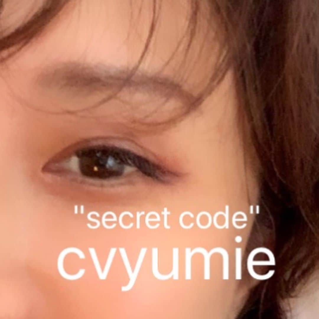 風間ゆみえのインスタグラム：「お化粧はあまり上手じゃない、 得意じゃないけど、 するほど楽しくなる、 私でもできる、 自惚れる、  するほど艶っぽく、 色っぽく、 さり気なく、  どうしたって、お化粧顔(足し算が過ぎる盛りメイク)になっちゃう人も、ノーメイク派の方もね、本当に失敗がないの‼︎ ちょんちょん、しゅっ。 って2〜3分で出来るので最適な時短メイクアップでもあるでしょ❣️ そしてね、魔法のようなセンスの良いくすみカラーで、肌にしっくりとなじんで "今の顔" になれちゃうの‼︎ ぜひ試してみてね😘✨ @celvoke.jp  5月11日 明日までのスペシャルプライスで購入出来るyumie kit♡です‼︎ シークレットコードでお買い物して下さいね😊❤️」
