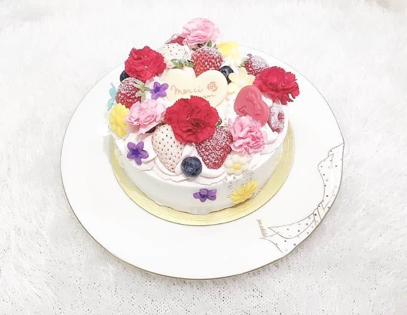 武井紗良さんのインスタグラム写真 - (武井紗良Instagram)「母の日なのでお母さんにケーキをプレゼントしました(*˘︶˘*) カーネーションがついてるケーキにしたよ☺︎ 喜んでもらえてよかったです💐  #母の日」5月10日 21時57分 - sweets_sweetss