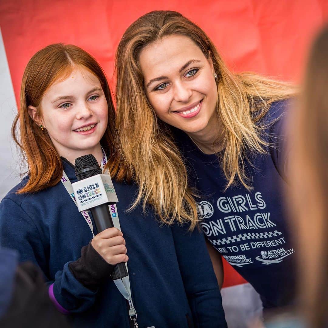 のインスタグラム：「Girl power 💥💥 One year ago at the @d2bdofficial & @fiawim Girls On Track day in Berlin at the Formula E race 🏁 Hope that it will get more and more girls / women in motorsport soon 🤚🏽|| #sophia #sophia99 #racegirl #changeagent #motorsport #racing #women #girlpower #pwr」