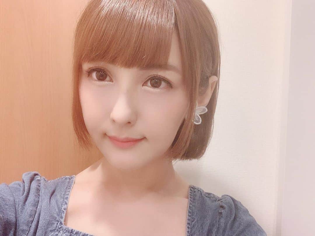 椿姫彩菜のインスタグラム：「ばっさり切ったよ  #hairstyle  #shorthair  #shorthairstyle  #short」