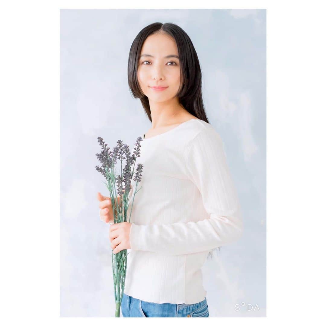 芥川舞子のインスタグラム：「「人はみな、誰しもが女性から生まれてきます。ですから、女性性を否定することは、命の源を否定することとなり、それはつまり、自分自身への否定となるのです」 . という、ヨガの先生たちから教えてもらった言葉を、今日はまさに思い出す日でもあります。私にとっては。 . 母を思い浮かべて、自然と感謝が湧く人がいるでしょう。同時に、いろんな事情があって、そうでない人がいるでしょう。 . いずれにしても、誰しもが自分の中にある女性性に奉仕し育むことができると、私は自身のヨガの練習をとおして学びました。 . その具体的なやり方を一言で表すならば、'呼吸に奉仕するようにヨガのアーサナ(ポーズ)をとること''。 . 呼吸は、命そのもの。 だから、呼吸に奉仕することは命に奉仕することと直結し、それが、自身の命の源に奉仕することと繋がるということです。そして、これは経験の中で理解できることでもあります。 . 今日、もし感謝の気持ちを伝えたい人がいて、それができる環境にある人は、ぜひそうしたら良いと思います。 そして、もしそうでなければ何もしなくてももちろん良いと思います。記念日が感謝の強要である必要はないと思うのでね。 . でも、どちらにせよ、誰しもにやってみてほしいことがあります。 . それは、ヨガの練習をとおして自分の命を最も生かしてくれている呼吸に気持ちを向けてみることです。 そうすれば、感謝の気持ちがより具体的な行動となり、自分に向けられるから。 . . . #母の日」
