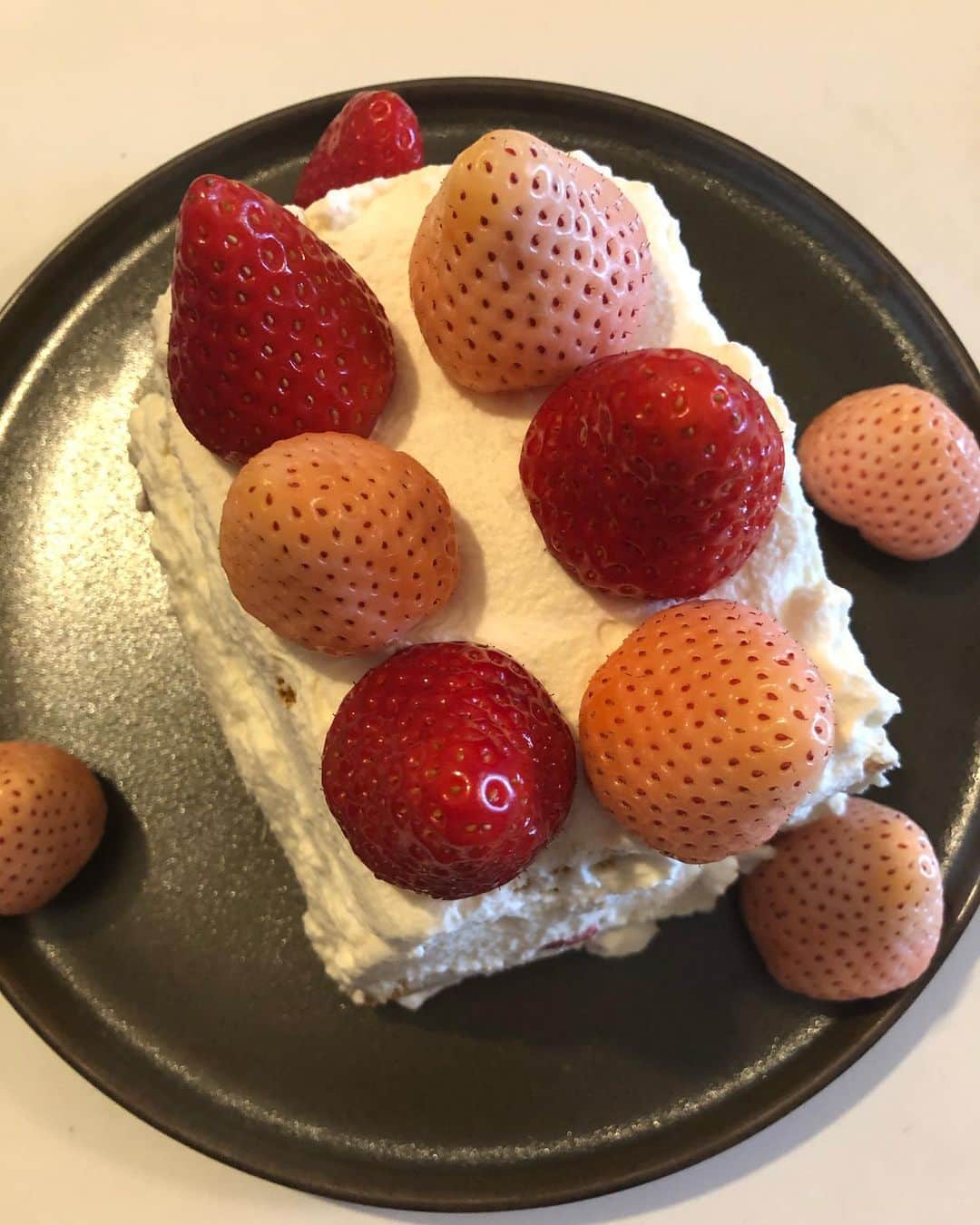 甘糟記子さんのインスタグラム写真 - (甘糟記子Instagram)「母の日のケーキの仕上げ！  グダグダYouTubeにのせてます（笑）  途中編集ミスで変な文字出てくるけど、あとのまつりですわ（笑）  私にはいっぱいいっぱいよ〜(＞人＜;) そしてチビ達は言わなきゃいけないセリフでテンパって固まってました（笑）  説明とかなかなか難しいよね〜( ^ω^ )  ま、ゆる〜く、がんばります！  というわけで、お暇があったら見てくださいね(//∇//) プロフィールにもリンクしてあります！ あとはYouTubeの検索でこしマチャンネル探してみてね〜！ #こしマチャンネル#YouTube始めました#編集とかできない#本当に機械音痴#母の日#母の日のケーキ」5月10日 22時10分 - norihey924