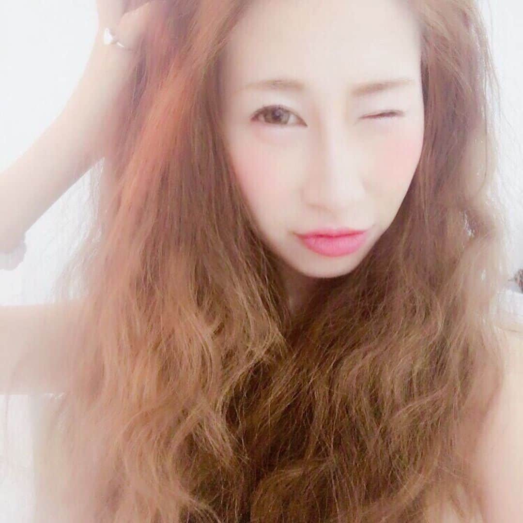 赤崎ティナ（西浦舞由美）のインスタグラム：「#母の日 #おかあありがとう #今もありがとう おかあへ 小さな頃はすぐ泣く子、人の前にも立ちたくない。ピアノもきらい。おかあといたくて、体温計こすって、熱あるフリした日もあったね。習字習わせてくれてありがとう。反抗期、本当にごめんなさい。49年で別れが来るなら、もっと側にいたかった。 あかあは、わたしが娘で幸せですか？ わたしは幸せです。 安らかに眠る今日も、母の日をそして、おかあを忘れてないよ。 #母の日 #おかあ #だいすき おかあの一歩が #モデル という世界に進ませてくれた。 ありがとう。」