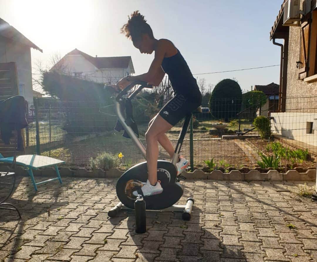 のインスタグラム：「🔙 PATIENCE 🔚 . . C'est le mot qu'on retiendra pour le clap de fin de ce confinement.  Il est vrai que j'étais loin d'être ravie en apprenant qu'on serait cloîtré pour un temps indéterminé. Maintenant je suis contente d'avoir eu ce temps pour pouvoir avancer sur ces choses importantes que l'on laisse dans un coin de notre tête car la vie normale ne nous laisse pas le temps de s'y attarder. . .  Durant ce confinement j'ai / je : . 〰️ fait beaucoup de circuits cardio 〰️ fait beaucoup de jardinage 〰️ fait des air bondissements 〰️ me suis coiffée seule pour la première fois 〰️ appris à faire mon propre levain 〰️ fait beaucoup de yoga 〰️ regardé La Haine ( oui je ne l'avais encore jamais vu 🤷🏽‍♀️) 〰️ pris le temps de réfléchir à l'avenir 〰️ fais beaucoup de proprio 〰️ me suis mise lactique sur du goudron 〰️ fait beaucoup de brunchs et beaucoup de cuisine en général 〰️ posé du papier peint 😎 〰️ repeint mes volets en bleu 〰️ bientôt terminé ma formation de naturopathie 〰️ me suis recentrée sur l'essentiel, sur ce qui rend vraiment heureux 〰️ appris que je pouvais être patiente 😮 〰️ ATTENDU AVEC IMPATIENCE DE REVOIR MES PROCHES . .  Dites moi ce que vous avez fait ( ou pas fait ) durant ce confinement. . . ⏩ Si tu veux voir un aperçu de mon confinement.」