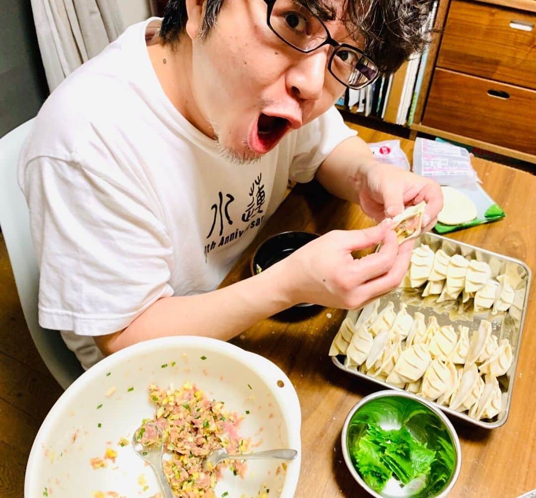 辻本耕志さんのインスタグラム写真 - (辻本耕志Instagram)「はじめての家で餃子パーチー。大葉やパクチー入れましてん！美味いなぁ、餃子。 #餃子」5月10日 22時04分 - tsujimotokouji