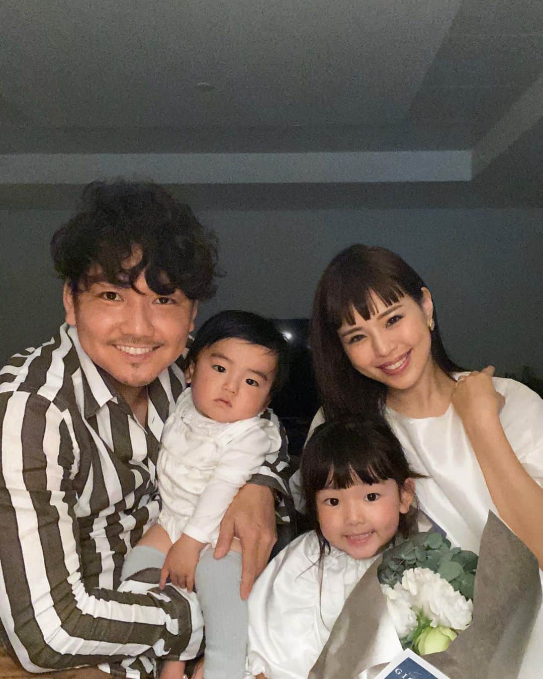 嵜本将光 のインスタグラム：「﻿ Happy Mother's Day💐✨﻿ ﻿ ﻿ ﻿ 母になって5年目﻿ ﻿ 今年は二児の母になった妻に﻿ 感謝の気持ちを込めて﻿ ﻿ いつもありがとう✨  いつまでも綺麗で可愛いママでいてください﻿😊 ﻿ ﻿ #いつもありがとう  #母の日﻿ #母の日🌹  #mothersday  #mothersdaygift」