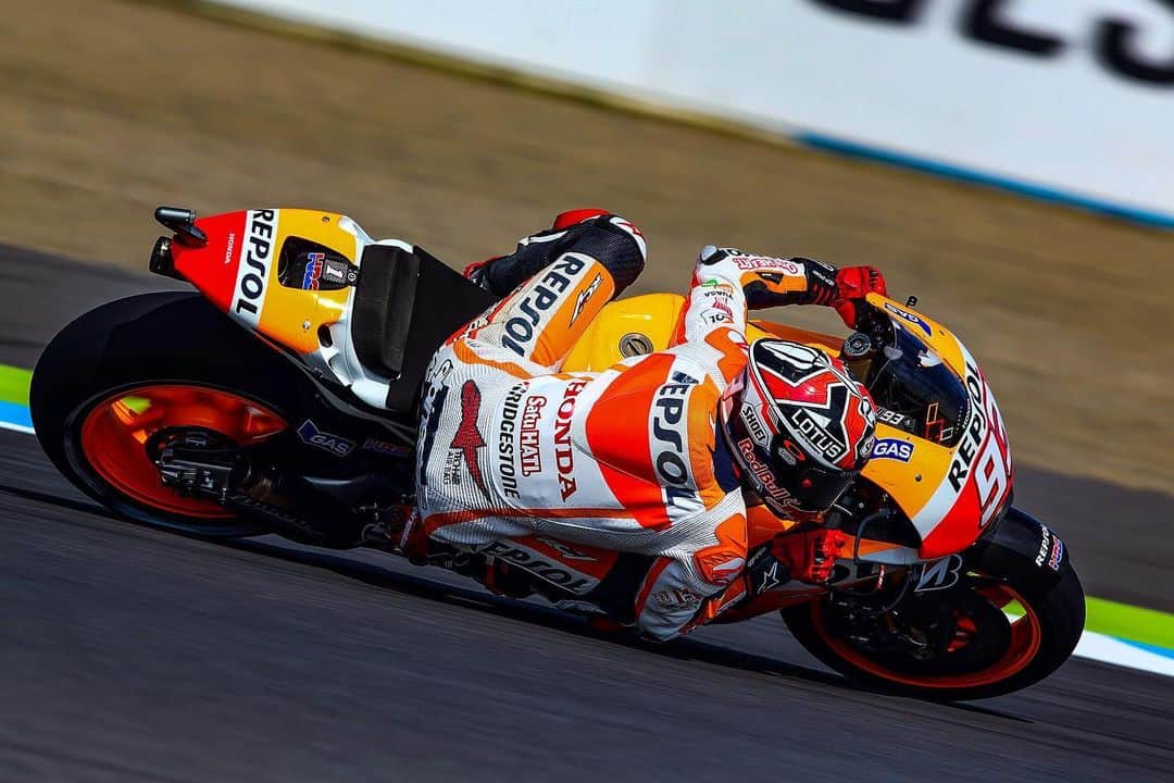 折原弘之のインスタグラム：「2014 Moto GP Japanese GP Motegi  マルケスのヒジスリ撮りにいったら タイヤがたわんでてビックリ。」