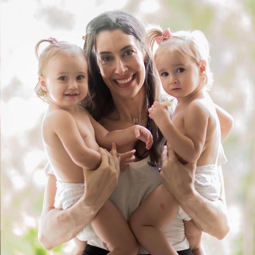 シェイラ・カストロのインスタグラム：「Dia das mães! Pelo segundo ano este dia se tornou ainda mais especial!!! Minhas filhas, quero ser pra vcs, a pessoa que inspira, que traz confiança. Quero ser o colinho de vcs sempre, daqui pra eternidade. Quero ser um olhar que acalma, que protege, que dá força e tb que repreende. Podem ter certeza que estarei sempre aqui, pra vcs. Meu segundo ano mãe, muitos desafios pela frente, e uma única certeza, o que importa é que vcs sejam felizes! Contém sempre comigo, para apoiar, para desafiar, para instigar. Espero ser a melhor mãe do mundo para vcs! Amo vcs minhas filhas!!! Feliz dia para todas nós mamães!!! #diadasmaes #diadasmães #albumdalizeninna #mothersday」