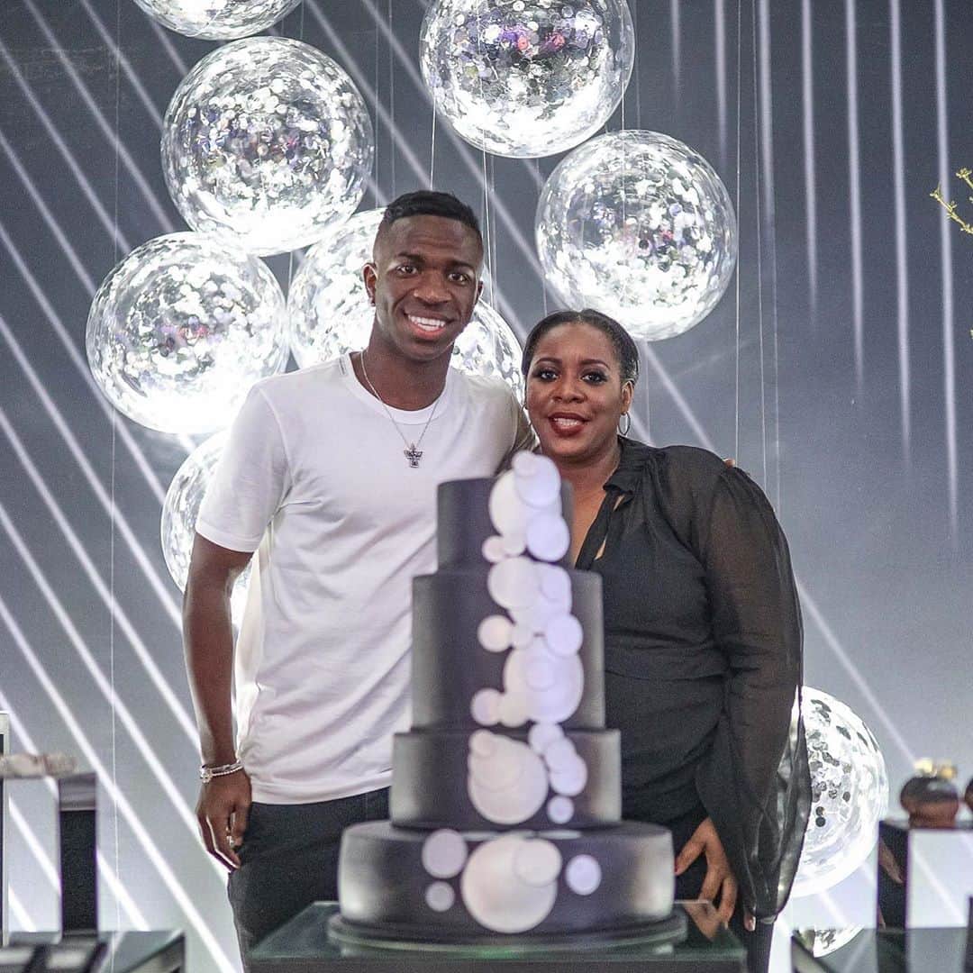 ヴィニシウス・ジュニオールのインスタグラム：「Feliz dia das mães a todas as mães e em especial, mãe, vó e irmã! Merecem as melhores coisas do mundo e  agradeço a Deus por honrar e ajudar vocês! Obrigado por tudo e principalmente por aturar eu e todos meus amigos (sei que não é fácil 🤣). Amo vocês! ♥️♥️♥️」