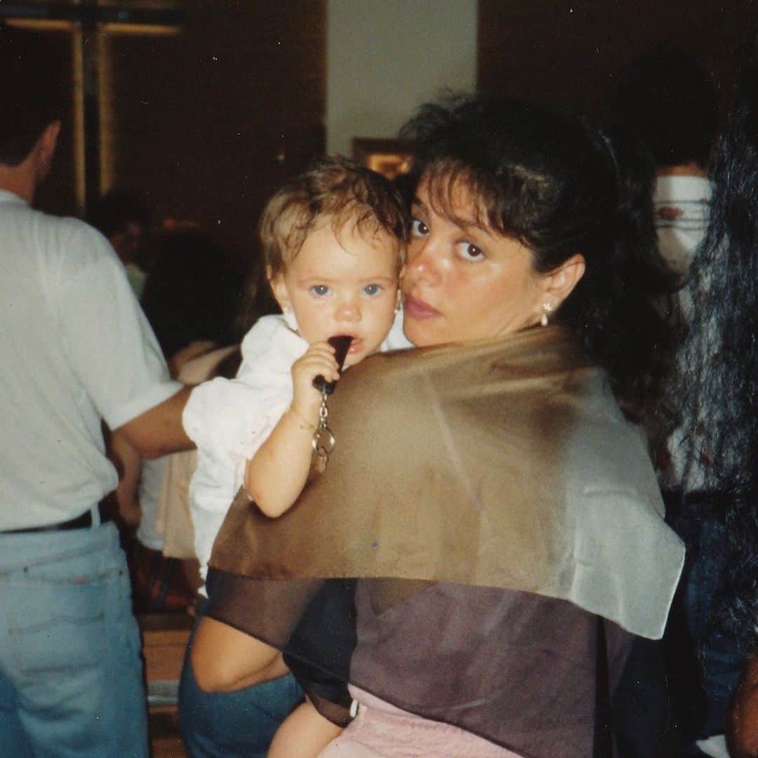 カヤ・スコデラリオのインスタグラム：「Feliz dia das mães! obrigado por ser a mulher mais destemida que conheço. você me inspira todos os dias. Eu te amo mamãe Katia ❤️ agora por favor me ensine como fazer vatapá quando isso acabar 😂 esto sinto falta da sua comida!!! Beijos ✨」