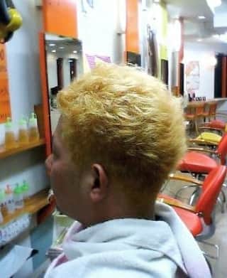 和田益典さんのインスタグラム写真 - (和田益典Instagram)「◆ パツキン . アラサーぐらい？ . 2回ぐらいブリーチ入れた後かな？ . アッシュ入れる前やと思う。 . . . 学校も退職して現場仕事に精を出してた頃なので、強烈なヘアカラーを楽しんでましたな。 . 日焼けもすごい。 . . . #過去pic #昔 #昔の写真 #金髪 #パツキン #日焼け #ブリーチ #ヘアカラー #美容室 #美容師 #カット #カラーリング #髪色 #髪型 #髪 #ヘアースタイル #ヘア #散髪 #アラサー #gold #haircolor #hairstyle #hair #color #goldcolor #nostalgia #memory #いにしえのわだます .」5月10日 22時22分 - masunori_wada