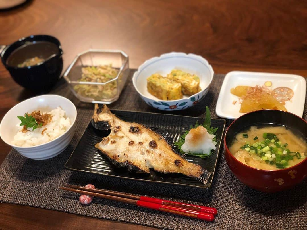 月央和沙さんのインスタグラム写真 - (月央和沙Instagram)「うちの晩ごはん🍚✨ . #えてかれい #ねぎ入り卵焼き #数の子 #ささみとキャベツの春雨サラダ #お豆腐とおあげのお味噌汁 #納豆 #記録 #褒められると #調子にのるタイプです」5月10日 22時24分 - kazusa_tsukio