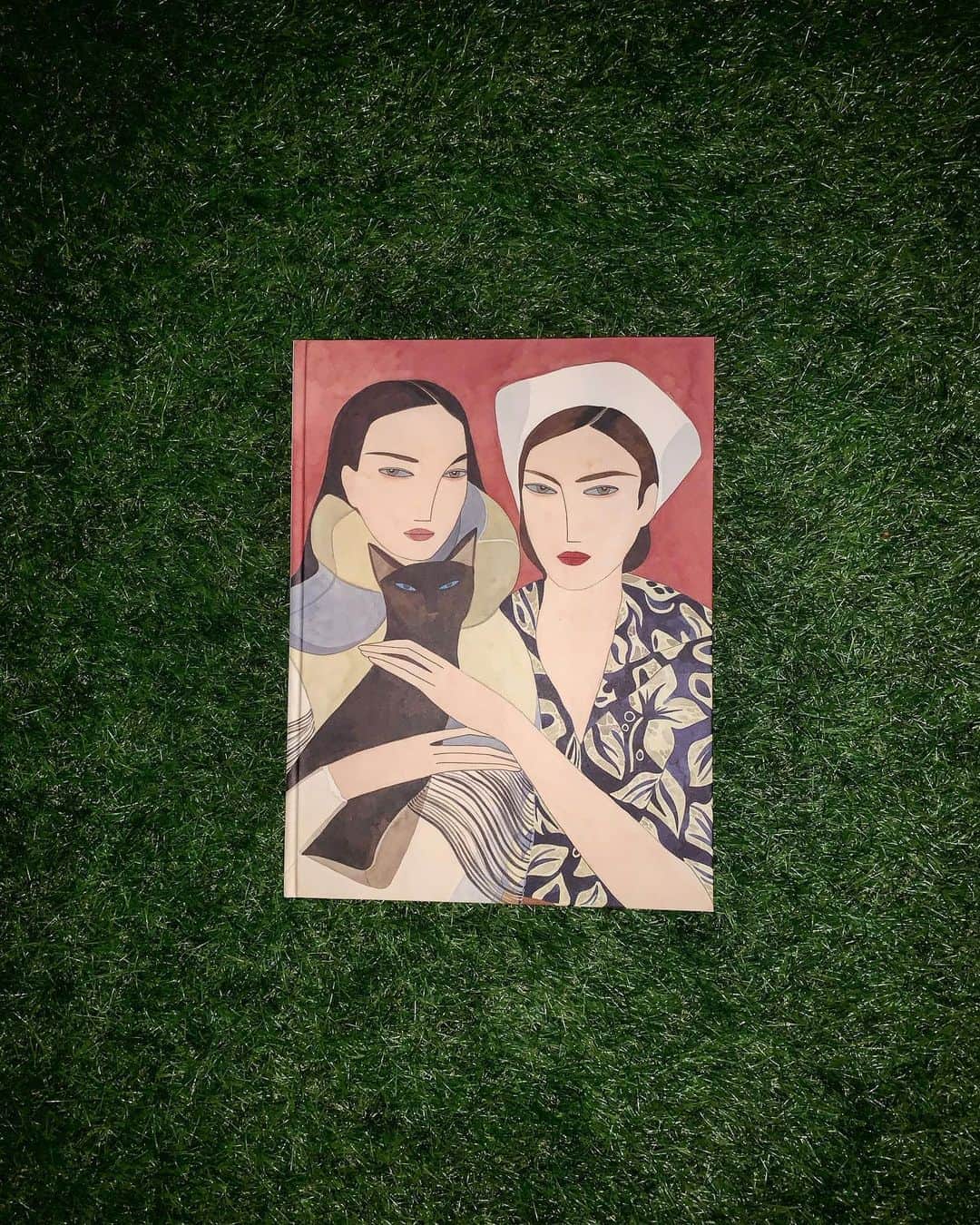 小濱なつきのインスタグラム：「#day7 #bookcoverchallenge  ラストはこちら。 @kellymariebeeman #windowshopping .  ただ、ただ眺めてうっとり。 ただ、世界観が好きな一冊。 こんな絵描けたら、、いいなぁ〜。 #goodnight #stayhome」