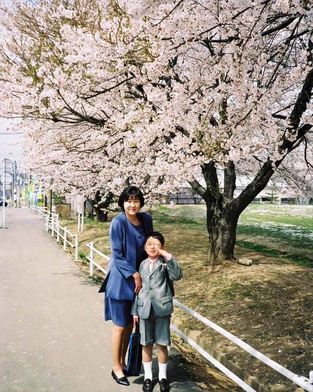 小野寺太志さんのインスタグラム写真 - (小野寺太志Instagram)「… Happy Mother’s Day. 💐  #0510 #小学校の入学式 #桜の木の下にて #このポーズがお気に入りだったのかな #少し太ってますね #髪型も気になりますね #お母さんも若いですね #感謝してます」5月10日 22時26分 - taishi.o