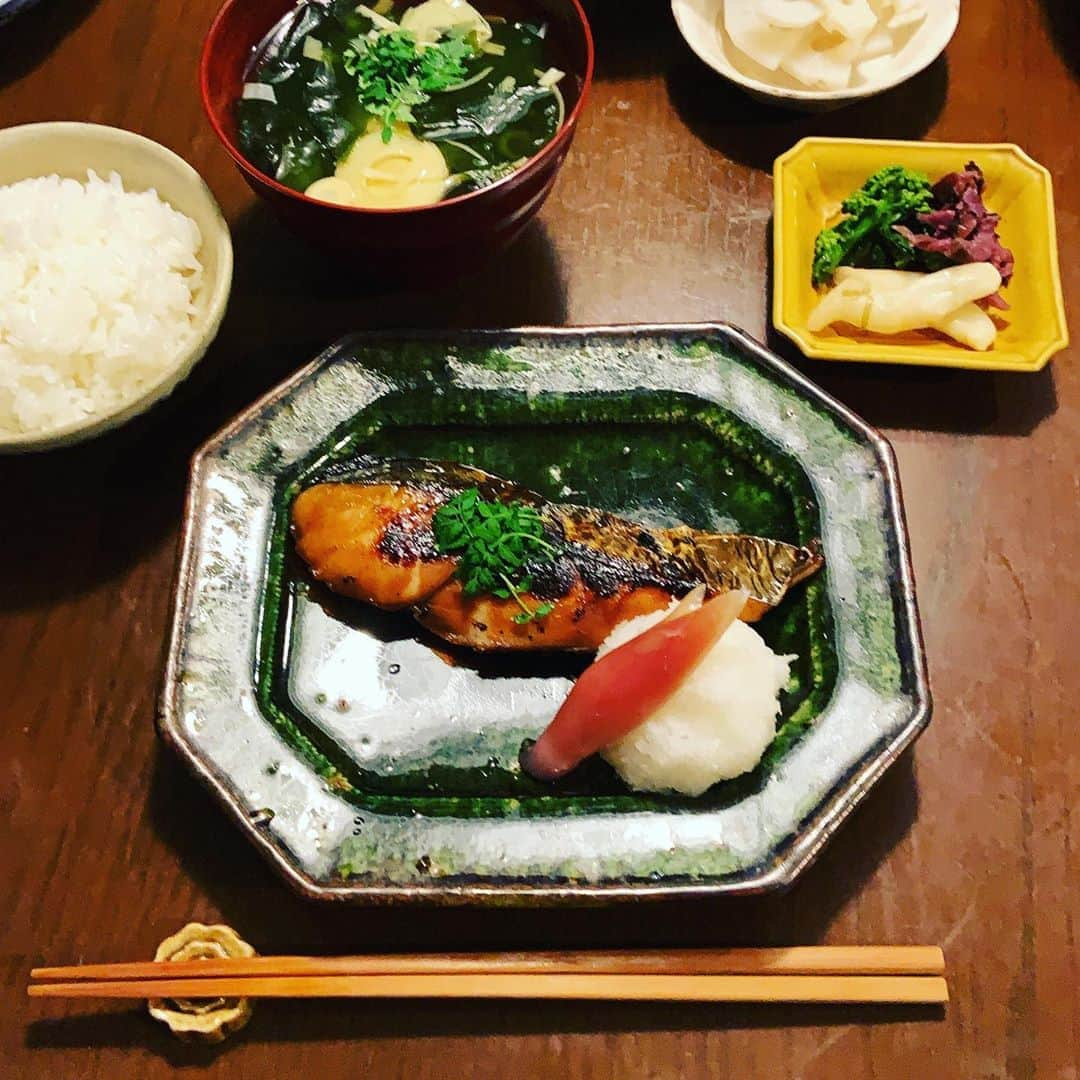 志摩有子さんのインスタグラム写真 - (志摩有子Instagram)「今夜は和食。魚eatsで届いた魚介がまだまだある。鰆を幽庵焼きにして木の芽をたっぷり。筍の姫皮とわかめで若竹汁。お漬物は村上重。  #おうちごはん　 #魚eats @miyakesuisan  #鰆の幽庵焼き #村上重 #stayhome」5月10日 22時35分 - ariko418