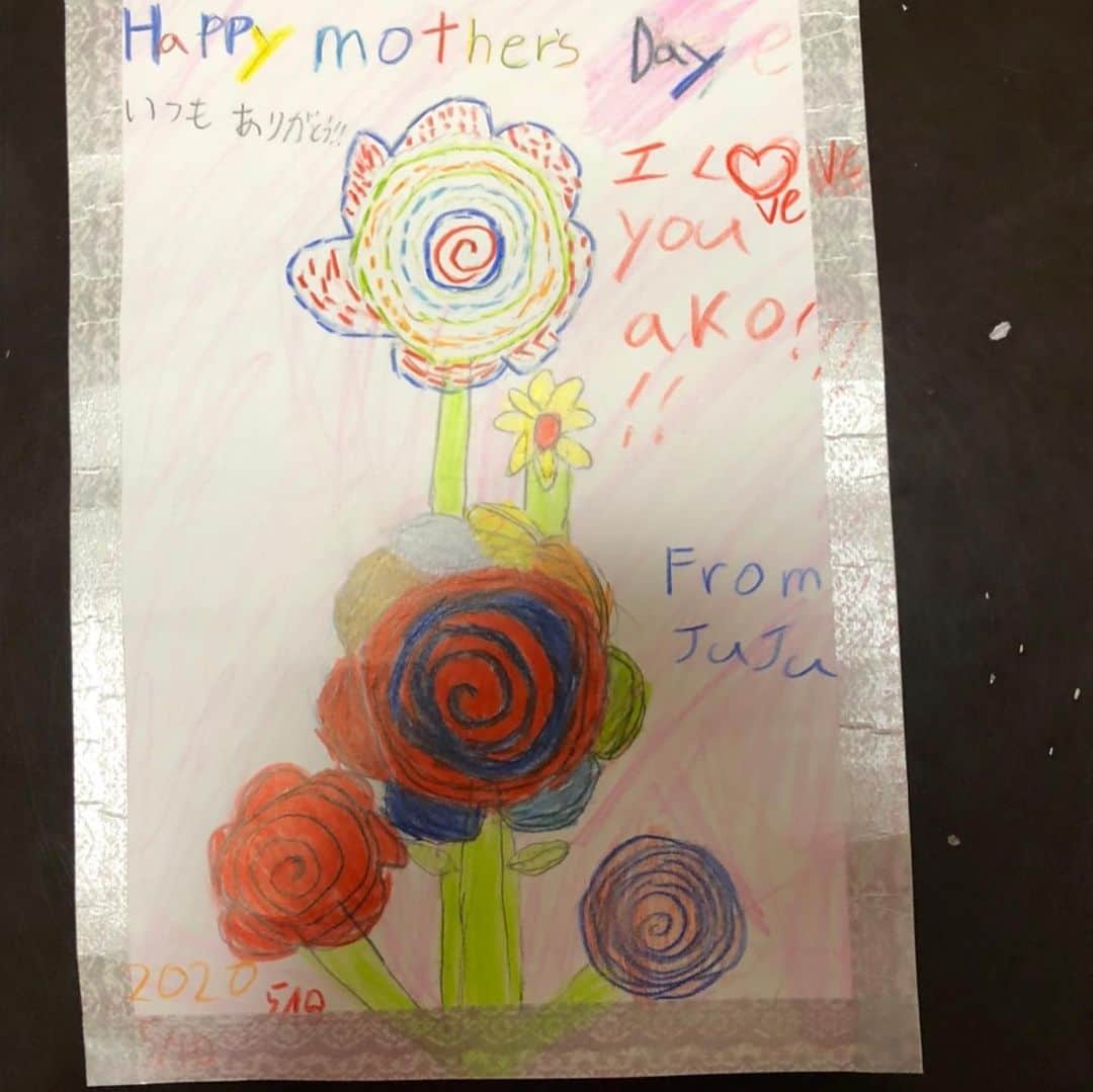 坂倉アコさんのインスタグラム写真 - (坂倉アコInstagram)「Happy Mother’s Day to all the lovely, loving moms out there💞💞💞 ﻿ ﻿ 可愛い可愛い息子、﻿ 今年も素敵なお手紙ありがとう🥳﻿ ﻿ 物心ついた頃から、﻿ 私のことを、“あこ”と呼ぶアナタ(笑)﻿ ﻿ ママって呼んでよ、とつい最近もお願いしてみたけど、 “いやだよ。だって、あこはあこじゃん。” ﻿ 🤣？！？ ﻿ そんな私達親子のやりとり。﻿ ﻿ 嫌いじゃない。w﻿ ﻿ 小さな彼氏だな🥰﻿ ﻿ ﻿ そんなに急いで大きくならないで下さい🙈✨﻿ I love you to the moon and back❤️ ﻿ ﻿ ﻿ #happymothersday #motherandson #myson #thebest #mylove #my❤️ #myeverything #thankyou #」5月10日 22時31分 - akosakakura