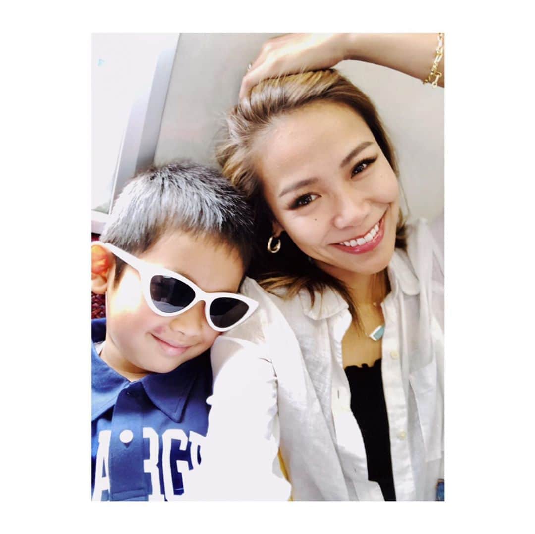 坂倉アコのインスタグラム：「Happy Mother’s Day to all the lovely, loving moms out there💞💞💞 ﻿ ﻿ 可愛い可愛い息子、﻿ 今年も素敵なお手紙ありがとう🥳﻿ ﻿ 物心ついた頃から、﻿ 私のことを、“あこ”と呼ぶアナタ(笑)﻿ ﻿ ママって呼んでよ、とつい最近もお願いしてみたけど、 “いやだよ。だって、あこはあこじゃん。” ﻿ 🤣？！？ ﻿ そんな私達親子のやりとり。﻿ ﻿ 嫌いじゃない。w﻿ ﻿ 小さな彼氏だな🥰﻿ ﻿ ﻿ そんなに急いで大きくならないで下さい🙈✨﻿ I love you to the moon and back❤️ ﻿ ﻿ ﻿ #happymothersday #motherandson #myson #thebest #mylove #my❤️ #myeverything #thankyou #」