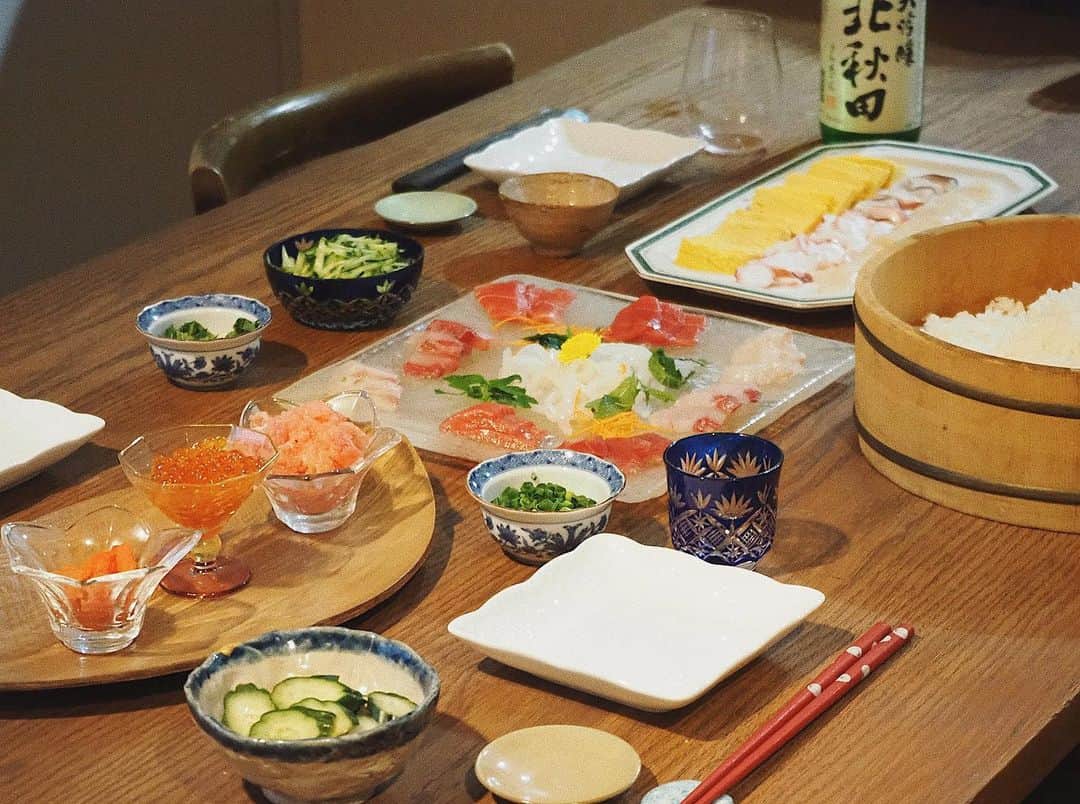 猪鼻ちひろのインスタグラム：「🍣🥰 Happy Mother's Day! 愛情深くて料理上手な母。良くも悪くも似てるところが多々あって(笑)未だに喧嘩することはあるけれど、チャーミングでちょっと天然な母は、おもしろ可愛い。大好きです。  きょうは父プレゼンツの手巻き寿司👨🏻‍🍳 (父テーブルセッティング、いかがでしょうか！笑) 父はいつも酢飯を海苔に乗せる係なので忙しそうでした。  母の日のケーキは2回目✌︎ きょうは父からで、 1回目は娘たちからお花と一緒に🍰💐 久々に美味しい〜って何回も何回も言いながら食べた。 泣きそうになった。笑  そして「昔みたいに肩たたき券はないの〜？🥺」 といわれてマッサージしたよ。笑 わたしは何故か父に腰のマッサージをしてもらえた。 ありがとう😂 世の中のママさんたちがみーんなみんな ハッピーな日になりますように。 #母の日 #手巻き寿司 #猪鼻家のごはん #ちひろのごはん #ちひろkitchen #mothersday #happymothersday」