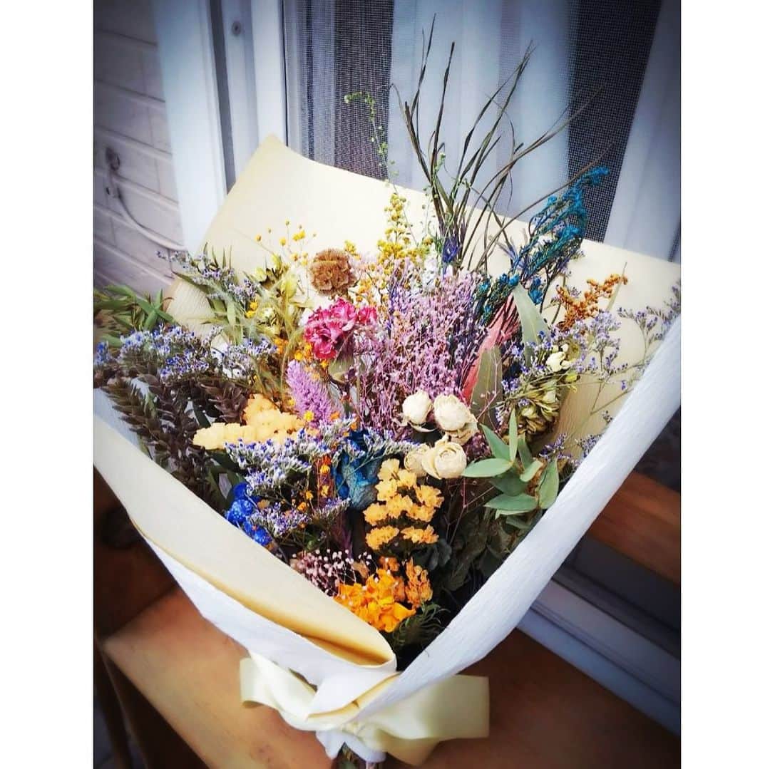 のインスタグラム：「. ‪母の日🥀‬ 会えないけれど気持ちを宅配便で。 . 秋田の母には 肉好きなのでステーキ肉を。‬ ‪新潟のお義母さんには お茶好きなので和菓子の詰め合わせを。‬ ‪実家代わりの外旭川の伯母には greenpieceさんのドライフラワーの花束を。‬ ３人のおかあさんを想って贈り物を選んでる時間が とっても楽しかった。  大事に配送して下さった方々に感謝。 秋田にも新潟にも、早く帰りたいな。  #mothersday #greenpiece」