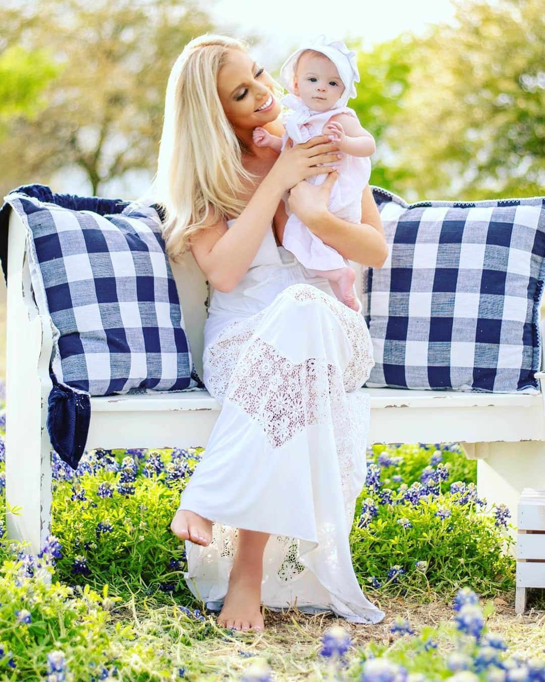 レイン・ギャリソンのインスタグラム：「Happy #mothersday to our rock @marykaitlin0614 you fill our lives with love and are the glue to our family! We love you mommy!」