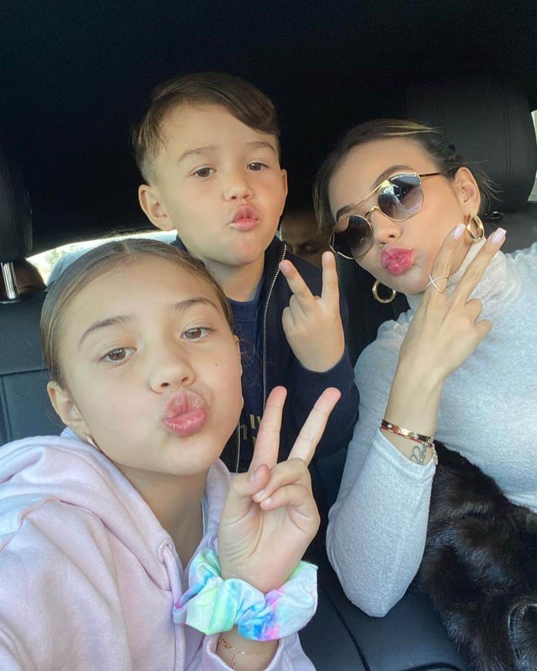 ダビド・オスピナのインスタグラム：「Los seres más especiales, las amamos. ¡Feliz día de la Madre! ❤️🌹」