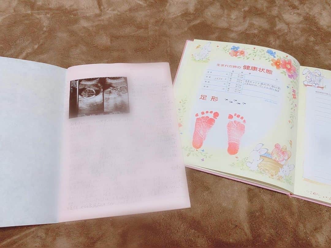 小磯陽香のインスタグラム：「. 母の日💐 パパとプレゼント買いに行っておめでとうしたよ😌  そしたら私が生まれる時の日記を見してくれたんだけど、私が喋れるようになった言葉とか、性格とか、ママの私への想いとか沢山書いてあってなんか微笑ましくなった☺️ でも、子育ての不安とか辛さとか当時いろいろ感じてることがノートにビッシリ書いてあって、母親って強いっていうけど、元々強いんじゃなくて、強くならなきゃいけない状況になってしまうんだなって感じて、ここまで私が何不自由なく生きてこられたのもママのおかげだなって、今年の母の日はなんか特別な気持ちになった🥺✨ . ママここまで育ててくれて本当にありがとう🥰  #ママ #いつもありがとう #母の日」