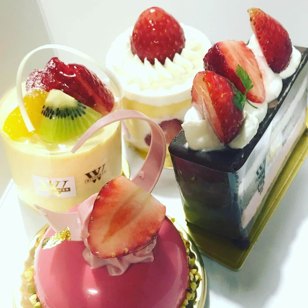 のインスタグラム：「母の日なので、デパ地下へ出かけてケーキを買ってきました💐 カフェオレを作っていただきましたよ〜 . #mothersday #ケーキ #ヴィタメール #母の日 #お母さんありがとう」