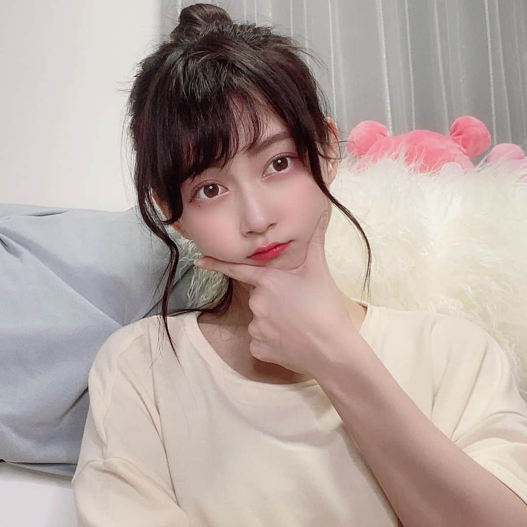 金久保マユ（ぼんぼん）のインスタグラム：「今日のYouTubeの髪型👱‍♀️ 着てるのはGU× ポケモンコラボのラウンジセット！イーブイです🥰見えてないけど。笑 . . . . . . . . . . #おうち時間#おうち#おうち時間を楽しむ#おうち時間を楽しもう#おうち時間をもっと楽しく#gu#ポケモン#guポケモン#可愛い#ルームウェア#部屋着#おへや#美意識向上#きょコ#かわいくなりたい#ぴんく#メイク#animegirl#cute#pokemon」