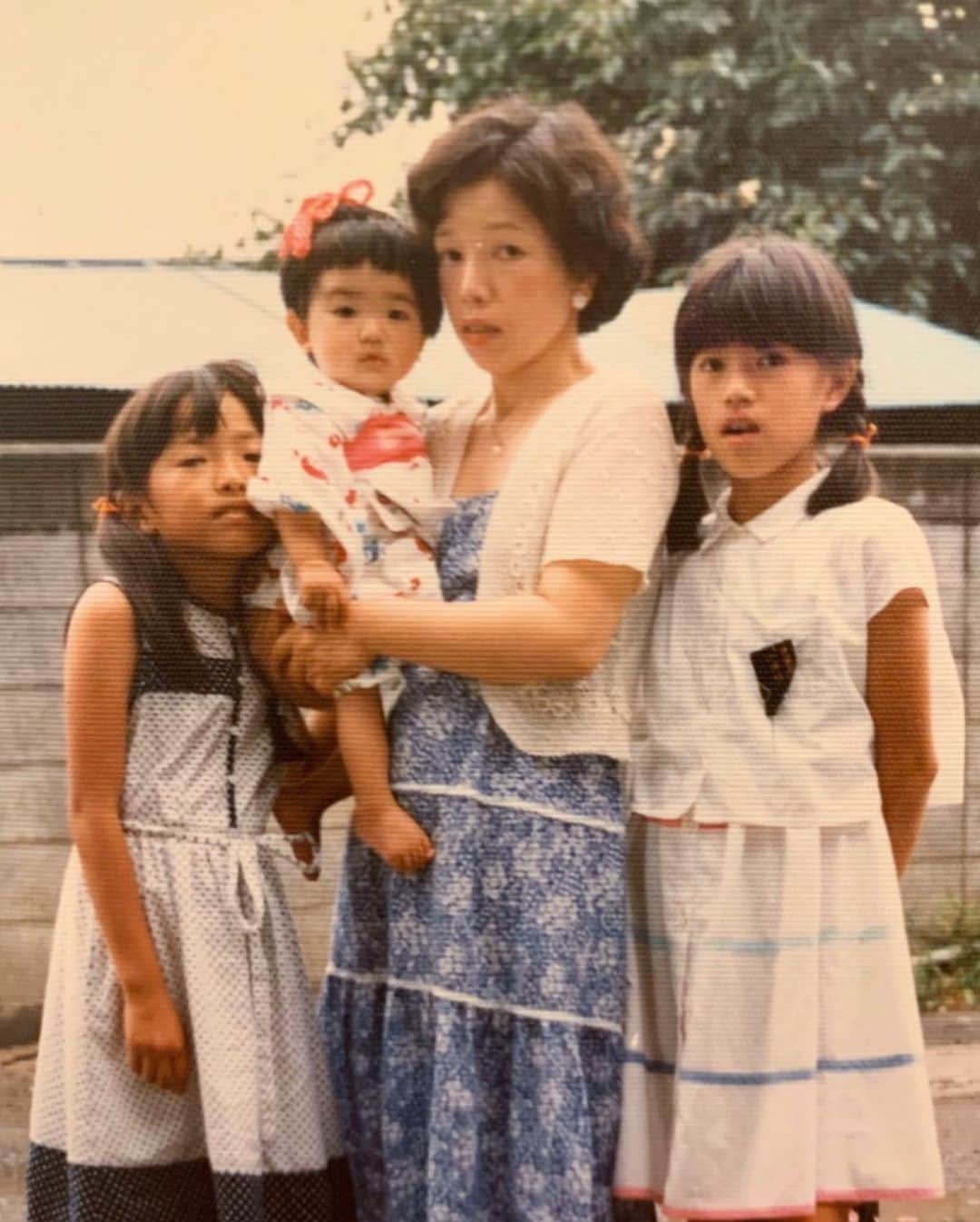 小田切恵子さんのインスタグラム写真 - (小田切恵子Instagram)「Happy  Mother's day....... 娘からの一輪の可愛いカーネーションとパパからのカーネーション💐  母になり更に母を尊敬する。 とくに…最近のコロナ自粛で一日に何食も食事の用意をするようになってから思い出すのは、母は毎日一日4食作ってたなぁ〜と。すごい。と心から思った。  まだまだ未熟だけど、ママ頑張るよ〜‼︎と娘の寝顔をみながら伝えました💫  #いつもありがとう #嬉しいね #世のお母さんもお疲れ様です #母の日 #会いたいなー #嬉しいなー #love」5月10日 23時02分 - keikoodagiri101