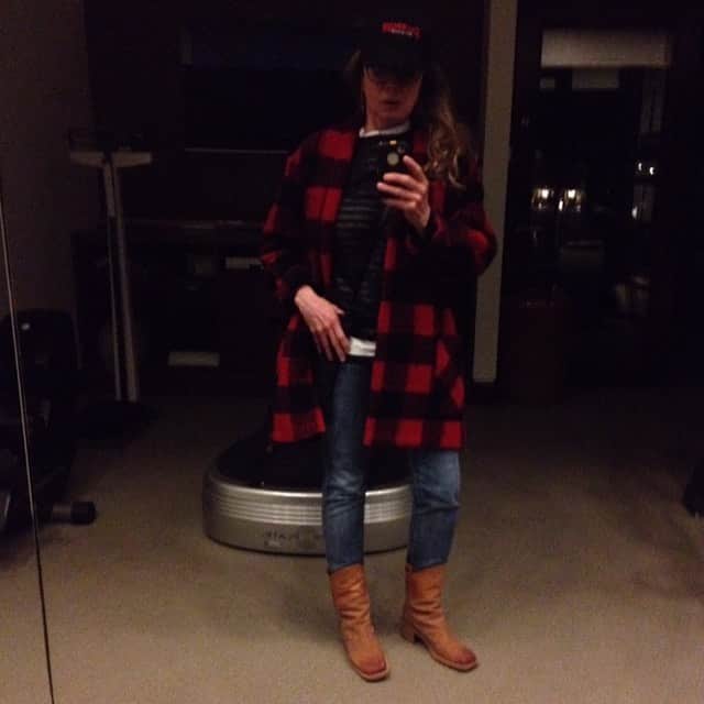 エリザベス・リーサーのインスタグラム：「Gave me this coat even though it looks better on her #mom」