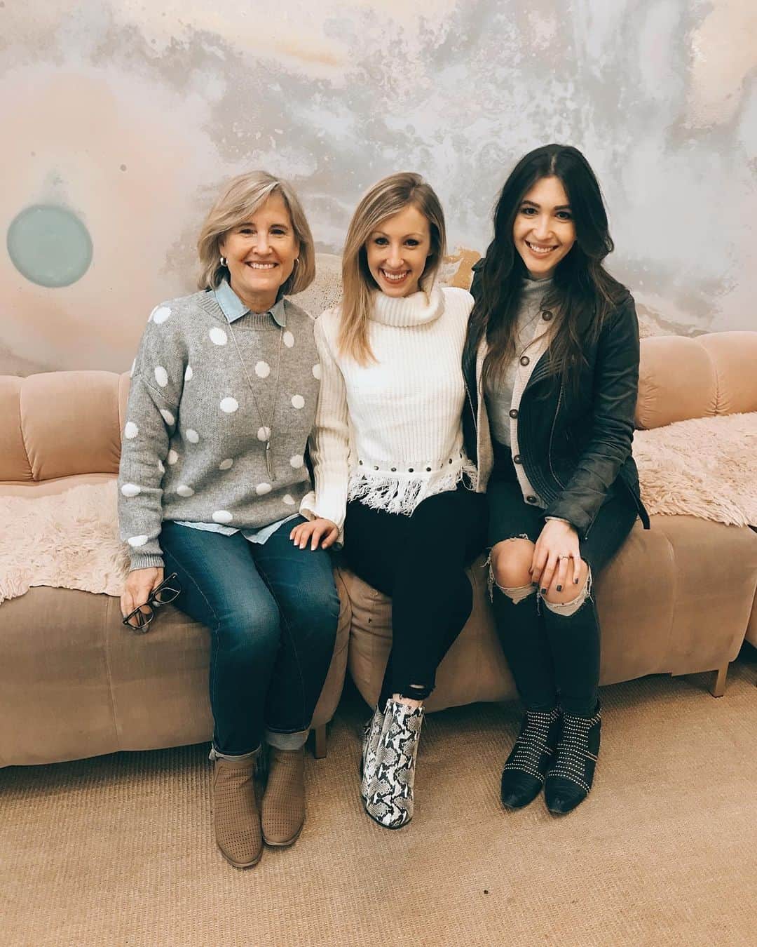 ケイト・ボイージェルのインスタグラム：「Happy Mother’s Day to the most caring, hilarious, kind, and clever woman I know!! I’m so incredibly grateful to have you as my mom and I love you so much!! 💕 Can’t wait til we can all adventure again like this!」