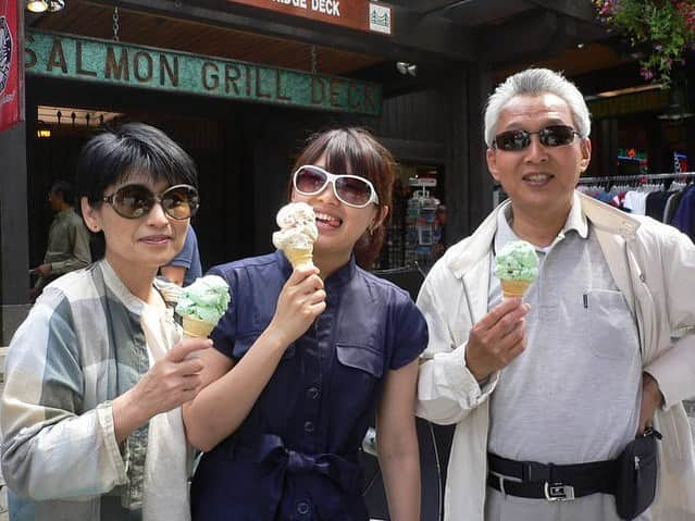 沙羅さんのインスタグラム写真 - (沙羅Instagram)「🌹お母さん、いつも明るいお母さん。﻿ 今思えば、人生で明るくなかったお母さんを見たことがない。第3志望しか受からなかった中学受験も、仕事やめて実家に帰った時も、貧乏すぎた時も、お母さんはいつも明るかった。大人になってから、運動会で周りの人を励ましながら、本気で綱引きしてるお母さんの笑顔見て、心が救われたこともあった。﻿ 私は気持ちの波が昔から激しくて、うまくいかなくて落ち込むことがたくさんあった。﻿ 週3で電話してた頃も、あーだこーだ言う私を、いつも嫌がらずにうん、うんって話を聞いてくれた。﻿ お母さん、明るくいてくれてありがとう。﻿ 元気でいてくれて、本当にありがとう。﻿ どんな時も、信じて応援し続けてくれてありがとう。お父さんも。 大好きです。﻿ ﻿ コロナが終わったら、会いにいくね！﻿ ﻿ ﻿ #大好きな写真﻿ ﻿#父と母 #カナダ旅行の時の✈️ #幸せな娘です🍀」5月10日 22時59分 - sarapika128