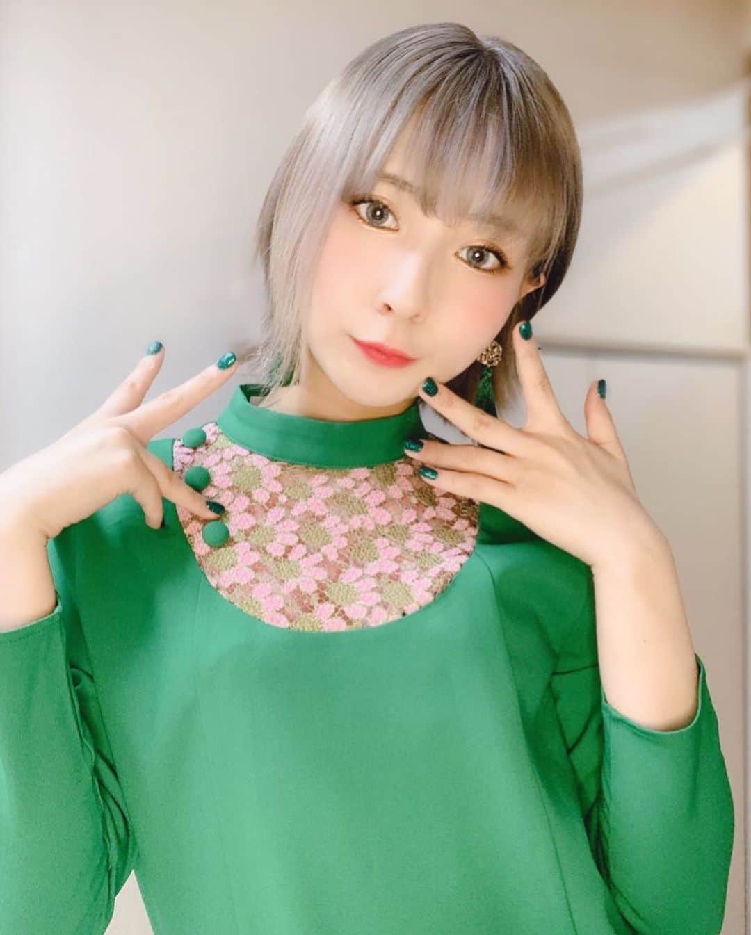 鳴上なごねさんのインスタグラム写真 - (鳴上なごねInstagram)「💚green💚  #selfie #fashion #green #レトロコーデ #ハイトーンショート #ヘアスタイル #韓国メイク #japanesegirl #koreanstyle #starblinc #‪starblinc60s ‬」5月10日 23時00分 - narug0d