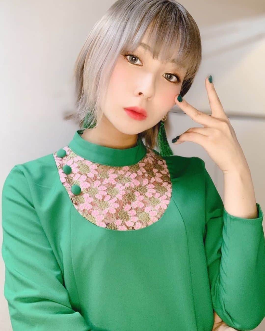 鳴上なごねさんのインスタグラム写真 - (鳴上なごねInstagram)「💚green💚  #selfie #fashion #green #レトロコーデ #ハイトーンショート #ヘアスタイル #韓国メイク #japanesegirl #koreanstyle #starblinc #‪starblinc60s ‬」5月10日 23時00分 - narug0d