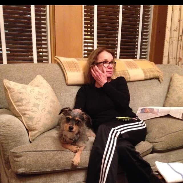 エリザベス・リーサーのインスタグラム：「Loves a track suit pant #mom」